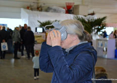 Kijk in de kas, maar dan net even anders. Ook de VR-brillen werden ingezet om mensen te enthousiasmeren voor de glastuinbouw